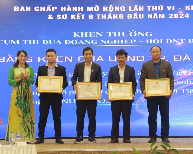 BPO.MP VINH HẠNH NHẬN BẰNG KHEN THI ĐUA XUẤT SẮC CỦA UBND TP VÀ HỘI DOANH NHÂN TRẺ ĐÀ NẴNG